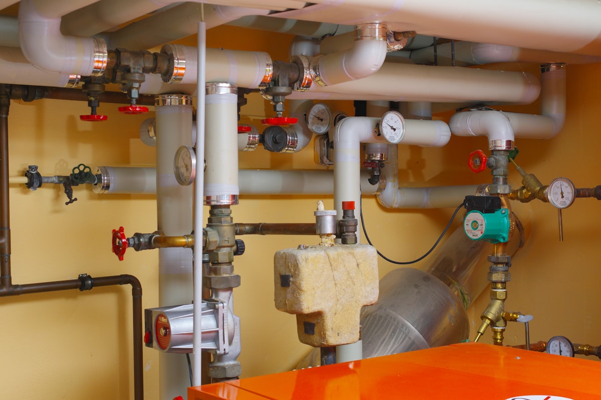 Geyser installation with compliant valves and pressure gauges